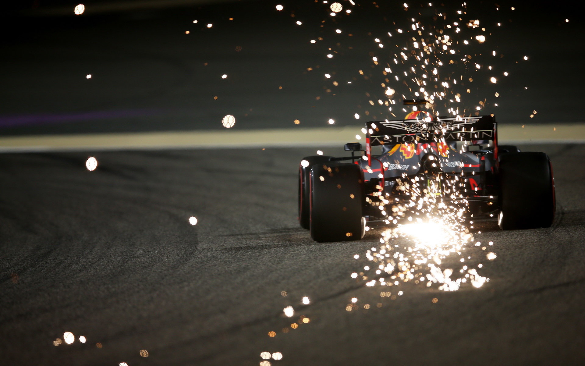 Max Verstappen jiskřil v tréninku v Bahrajnu