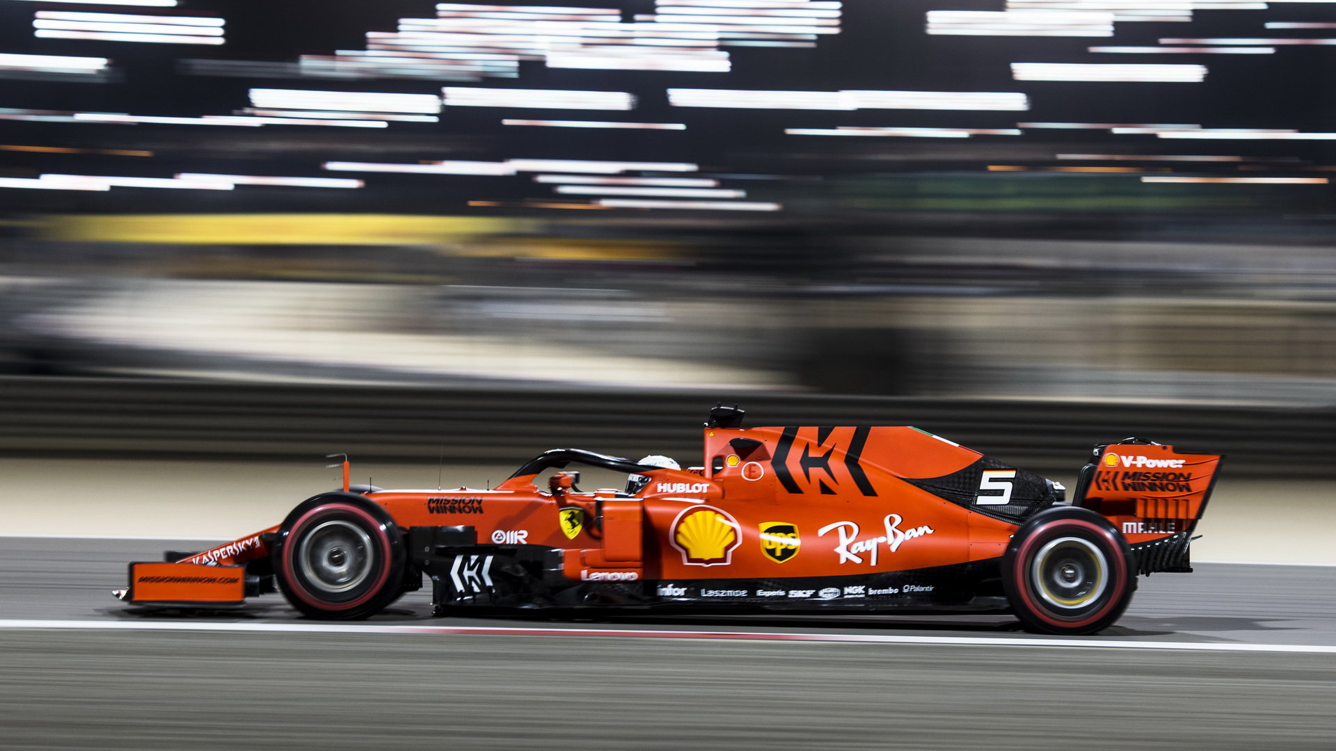Sebastian Vettel v Bahrajnu na svého nového týmového kolegu nestačí