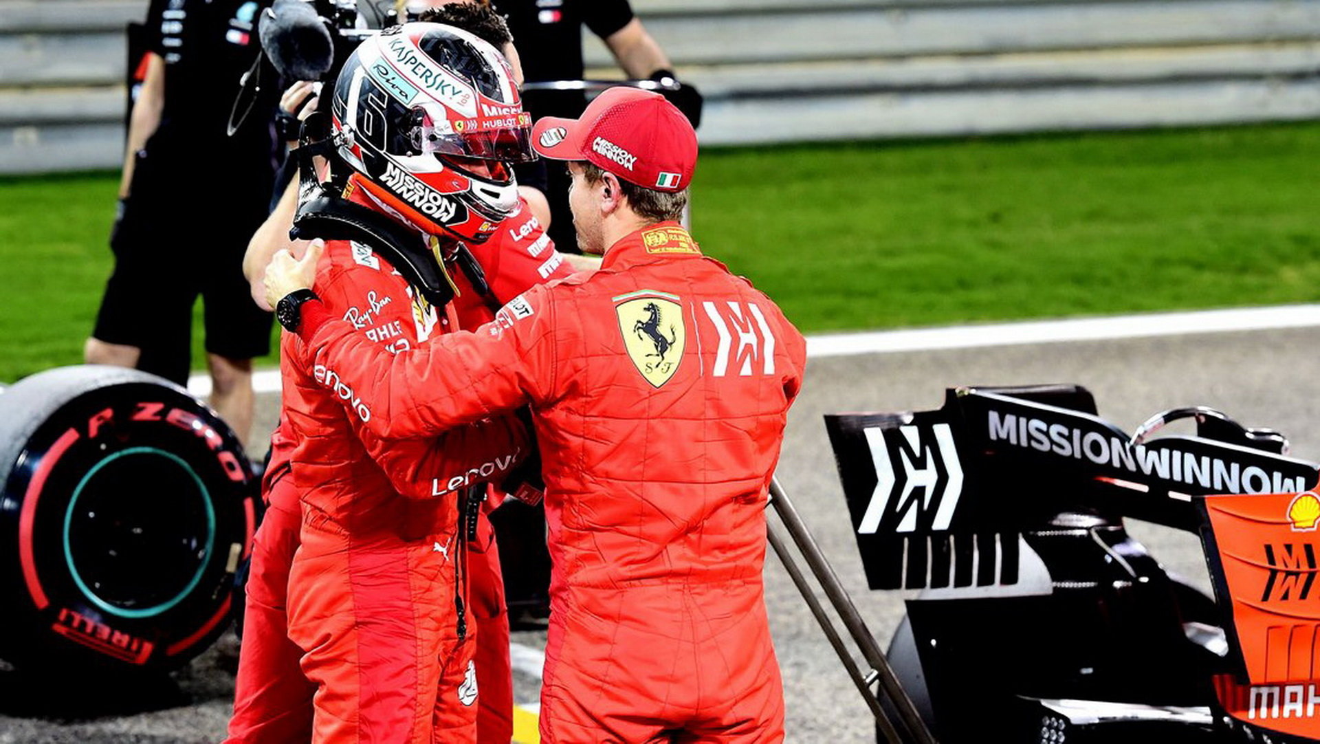 Sebastian Vettel a Charles Leclerc po úspěšné kvalifikaci v Bahrajnu