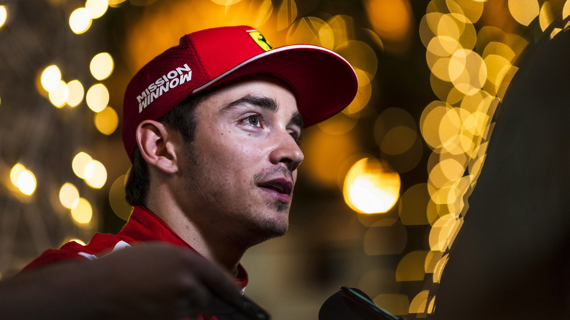 Charles Leclerc po vítězné kvalifikaci v Bahrajnu