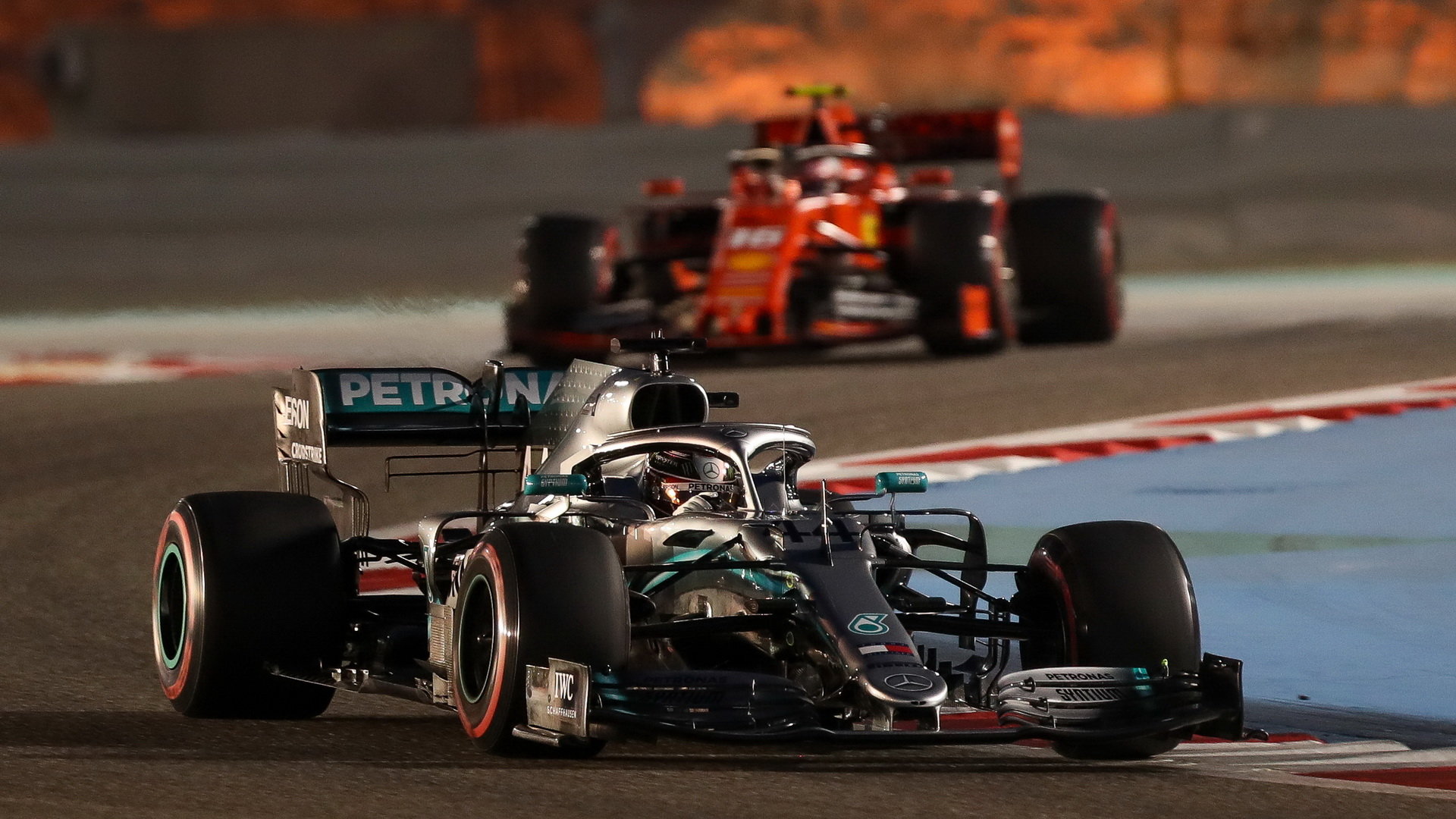 Mercedes sice v Bahrajnu opět vyhrál a šampionát vede, před dalšími závody však musí v oblasti výkonu motoru zabrat