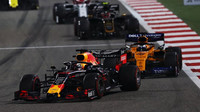 Max Verstappen a Carlos Sainz v závodě v Bahrajnu