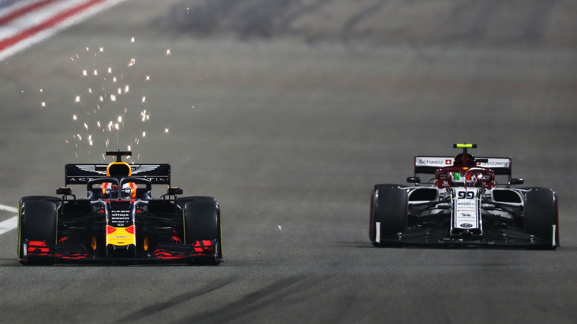 Max Verstappen a Antonio Giovinazzi v závodě v Bahrajnu