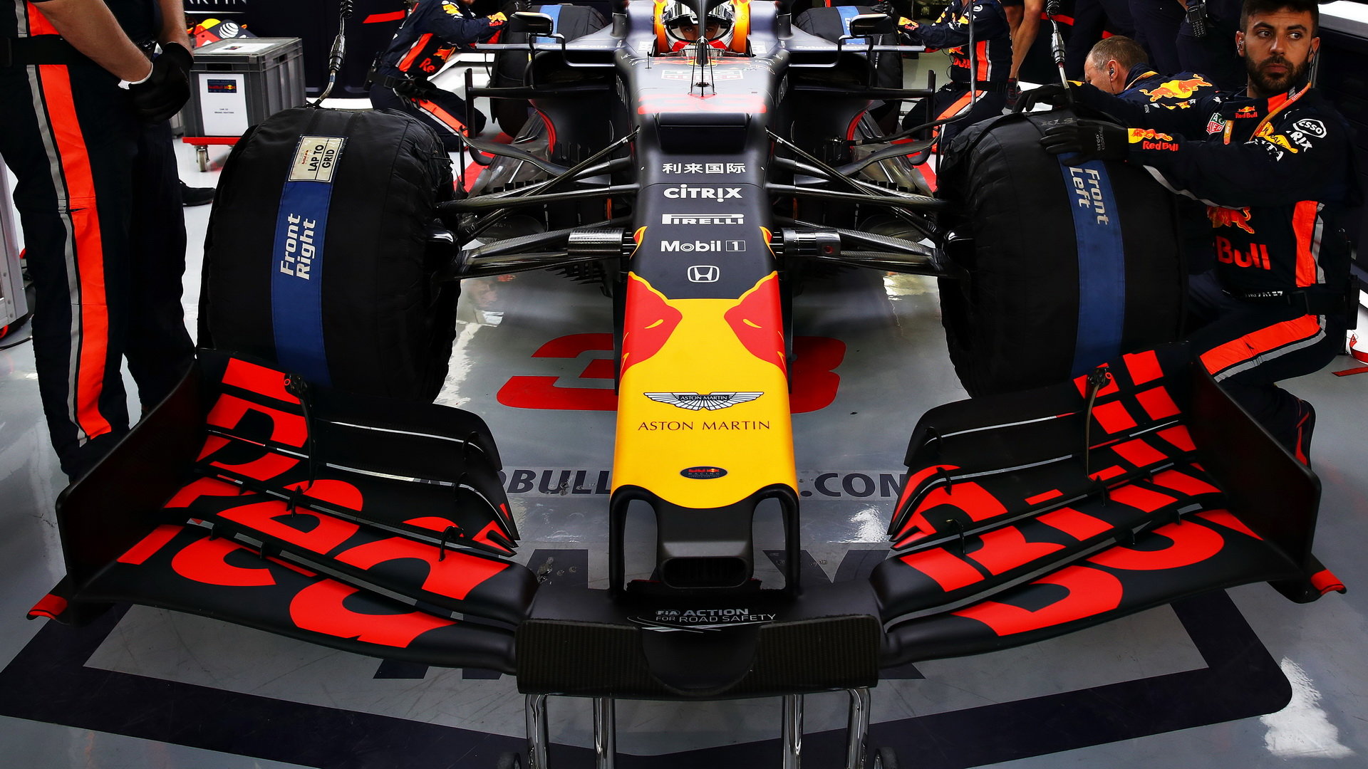 Přední křídlo vozu Red Bull před závodem v Bahrajnu