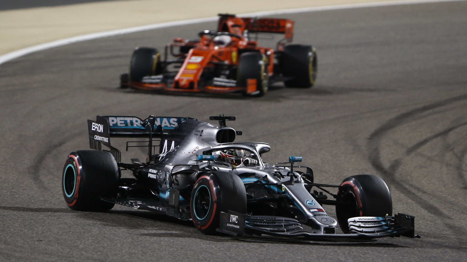 Lewis Hamilton a Sebastian Vettel v závodě v Bahrajnu