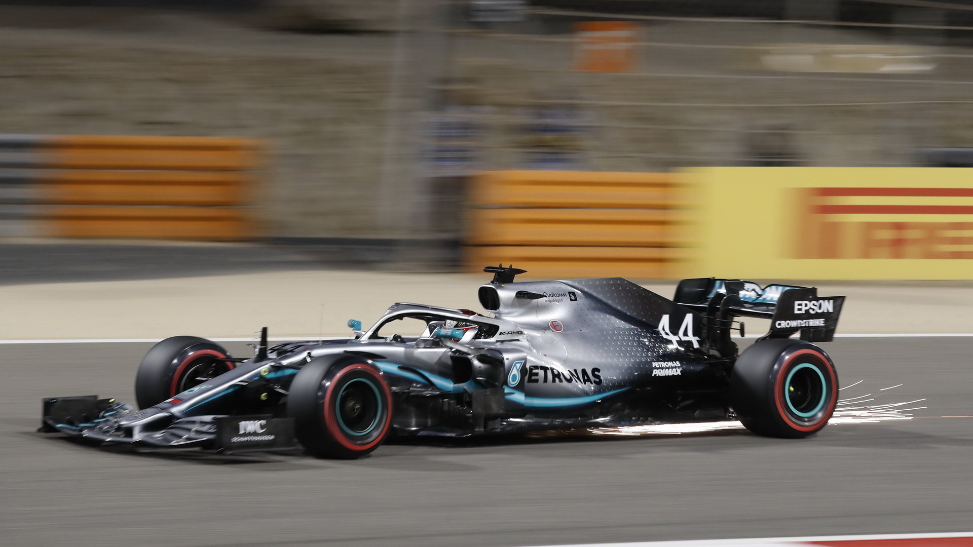 Lewis Hamilton v závodě v Bahrajnu