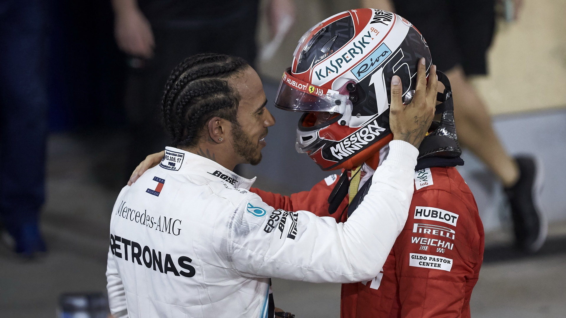 Lewis Hamilton a Charles Leclerc po závodě v Bahrajnu