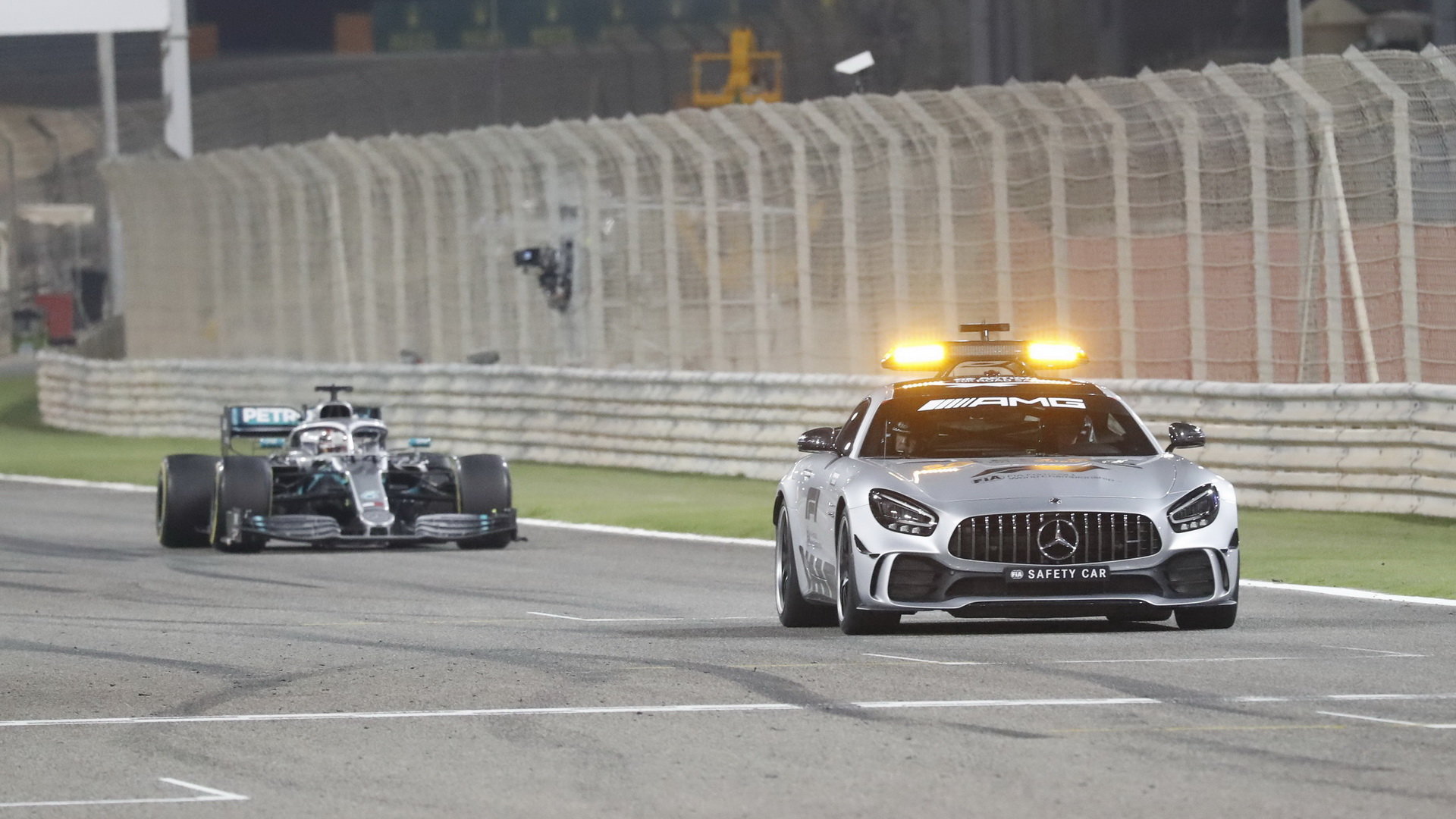 Lewis Hamilton za Safety carem v závěru závodu v Bahrajnu