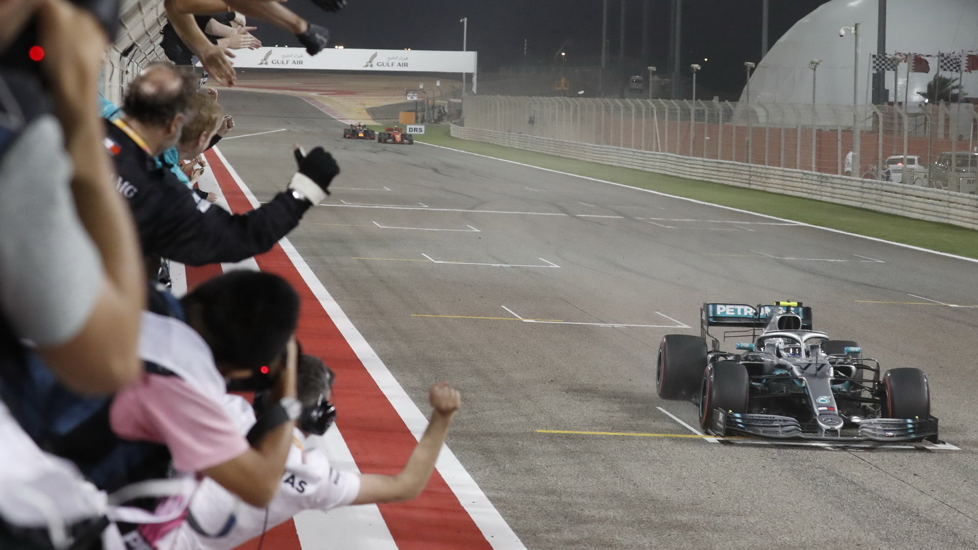 Valtteri Bottas v cíli závodu v Bahrajnu