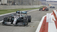 Lewis Hamilton míří do boxů po vítězství v Bahrajnu