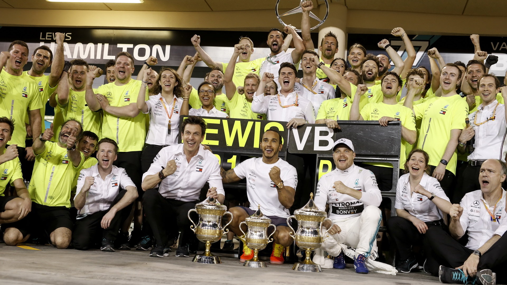 Tým Mercedes slaví vítězství v závodě v Bahrajnu