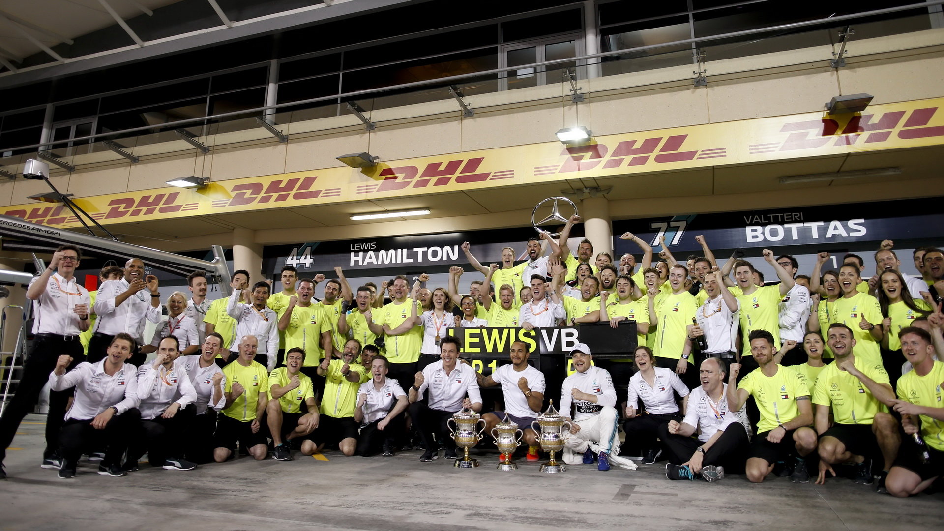 Tým Mercedes slaví vítězství v závodě v Bahrajnu