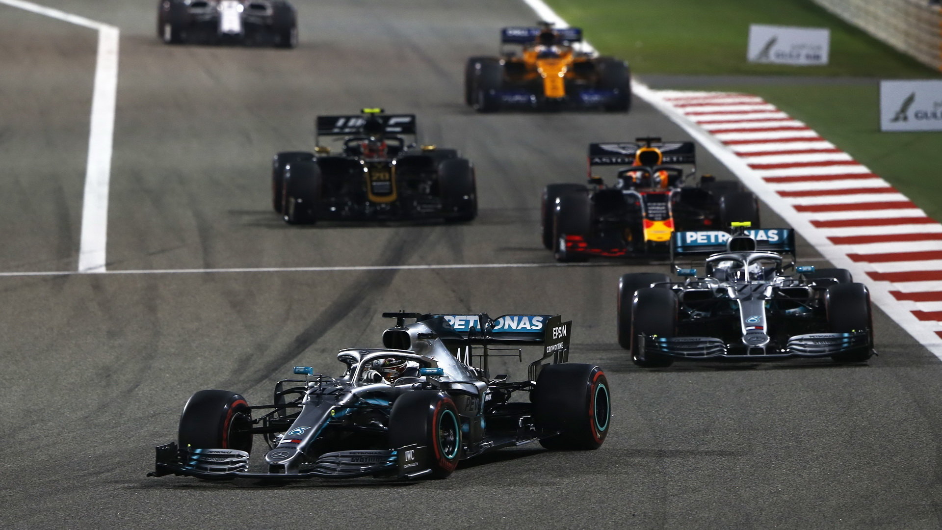 Lewis Hamilton a Valtteri Bottas v závodě v Bahrajnu