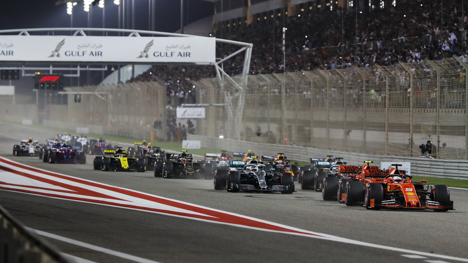 Hamilton sice v Bahrajnu vyhrál, ale k novým pravidlům je kritický - těsnou jízdu vozů za sebou vůbec neusnadnila