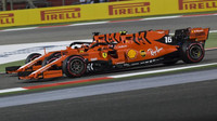 Vzájemný souboj Leclerca s Vettelem, který si vedení Ferrari nepřálo vidět