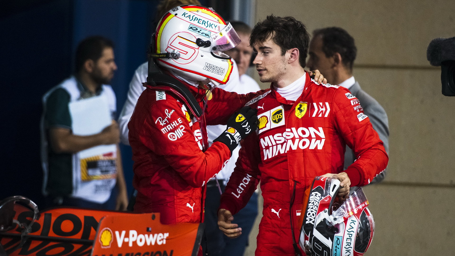 Sebastian Vettel s Charlesem Leclercem loni v Bahrajnu