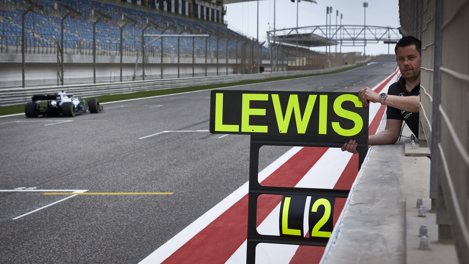 Lewis Hamilton v rámci sezónních testů v Bahrajnu