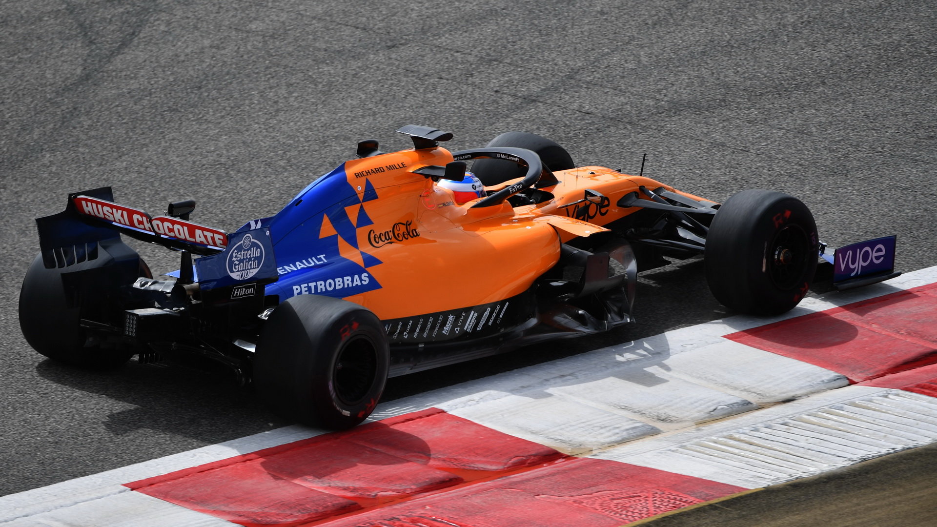Fernando Alonso v rámci sezónních testů v Bahrajnu