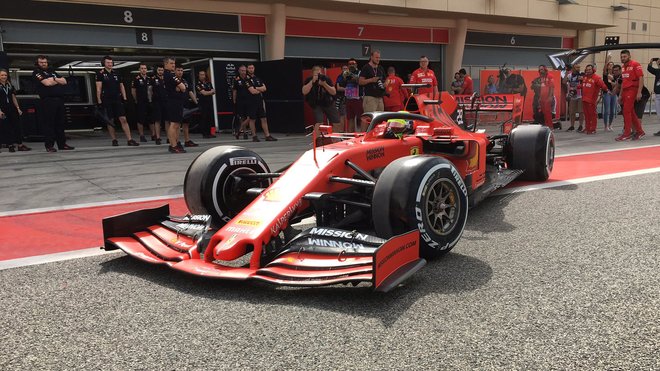 Mick Schumacher vyráží na trať s Ferrari SF90
