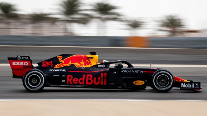 Dan Tickum s Red Bullem během testů v Bahrajnu