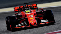Mick Schumacher s Ferrari během sezónních testů v Bahrajnu