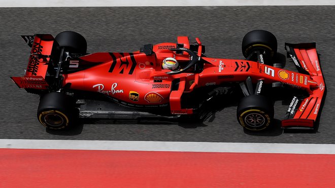 Sebastian Vettel s Ferrari SF90 během sezónních testů v Bahrajnu