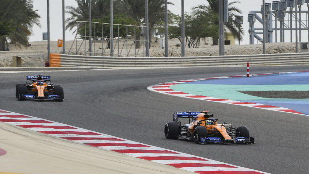 Lando Norris a Carlos Sainz v rámci sezónních testů v Bahrajnu