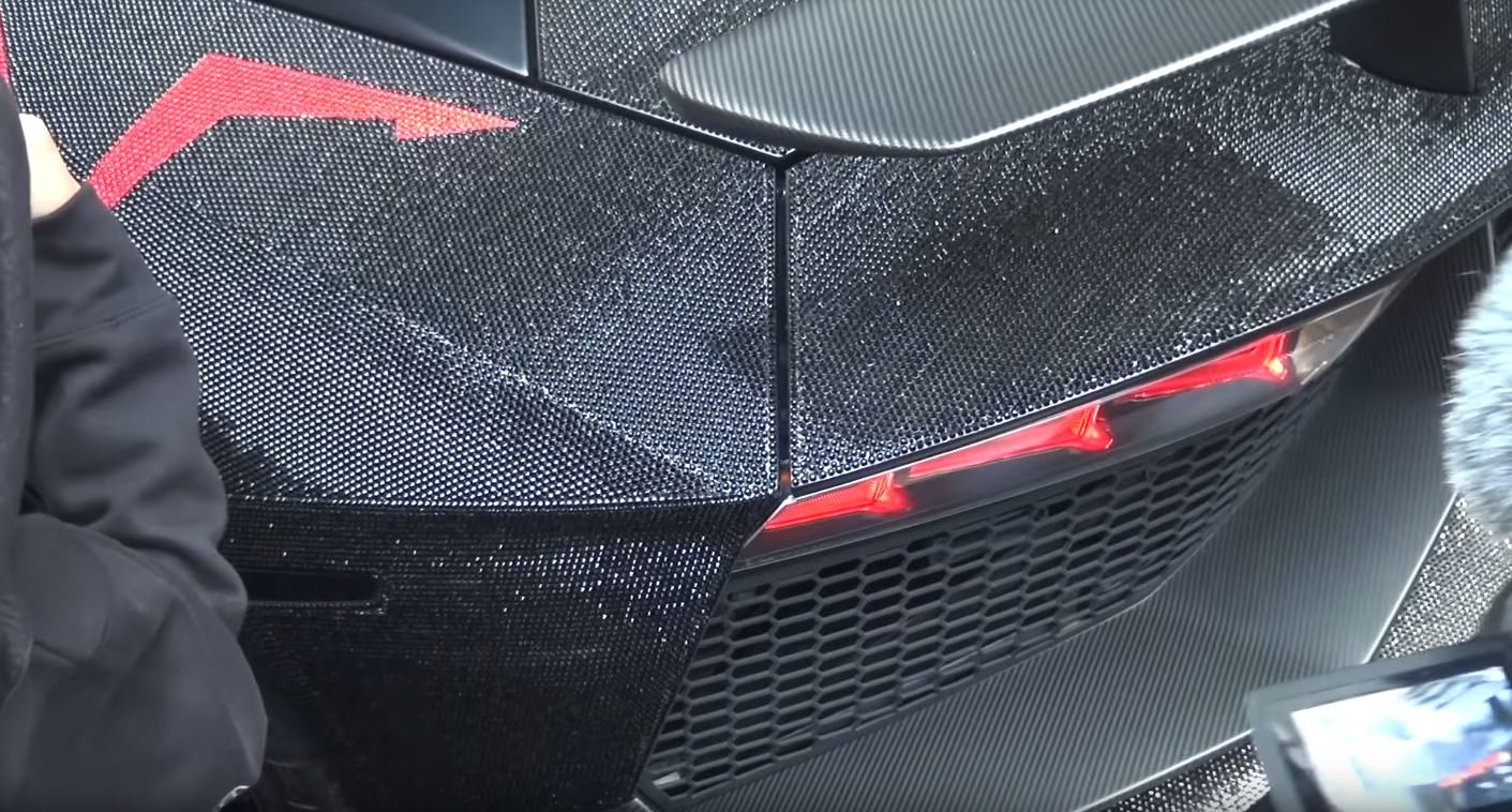 Lamborghini Aventador dostalo unikátní tuning v podobě 2 milionů krystalů Swarovski (YouTube/TheTFJJ)
