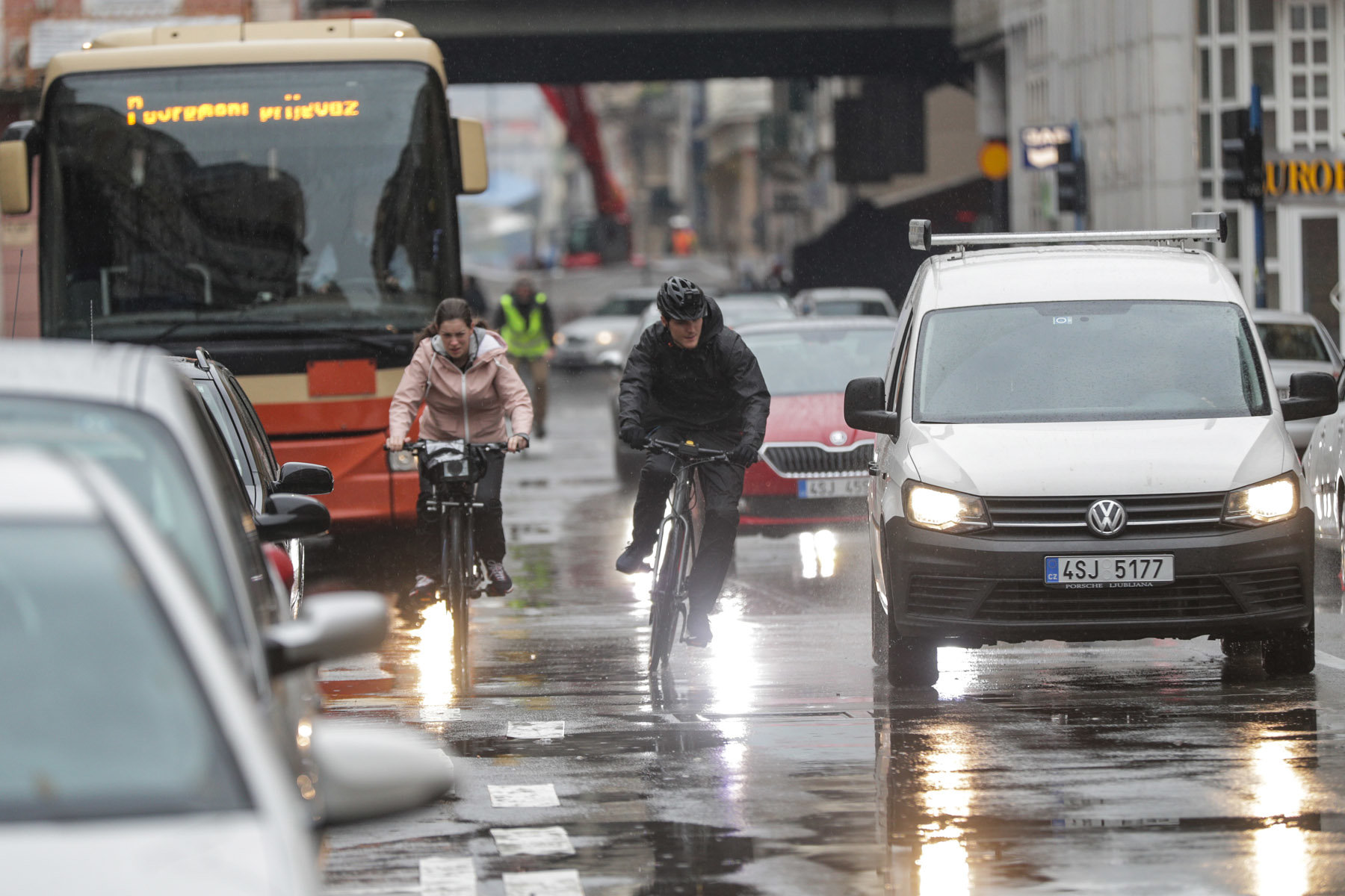 Škoda zahajuje dopravně-bezpečnostní kampaň "Stay On The Safe Side" pro cyklisty i motoristy