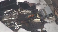 Letecké záběry ukazují několik poškozených vozidel Porsche ze sbírky Ingram Collection, jejíž budovu poškodil výbuch plynu (Twitter/Spectrum News RDU)