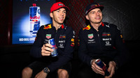 Pierre Gasly a Max Verstappen v Číně