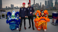 Pierre Gasly a Max Verstappen v Číně