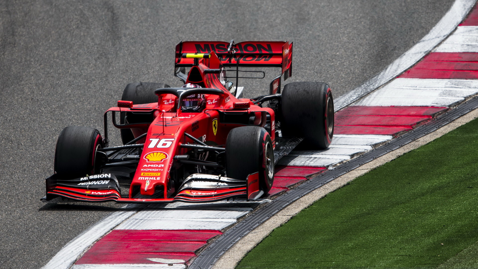 Ferrari v zatáčkách ztrácí více, než získává na rovinkách