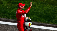 Sebastian Vettel mává svým fanouškům