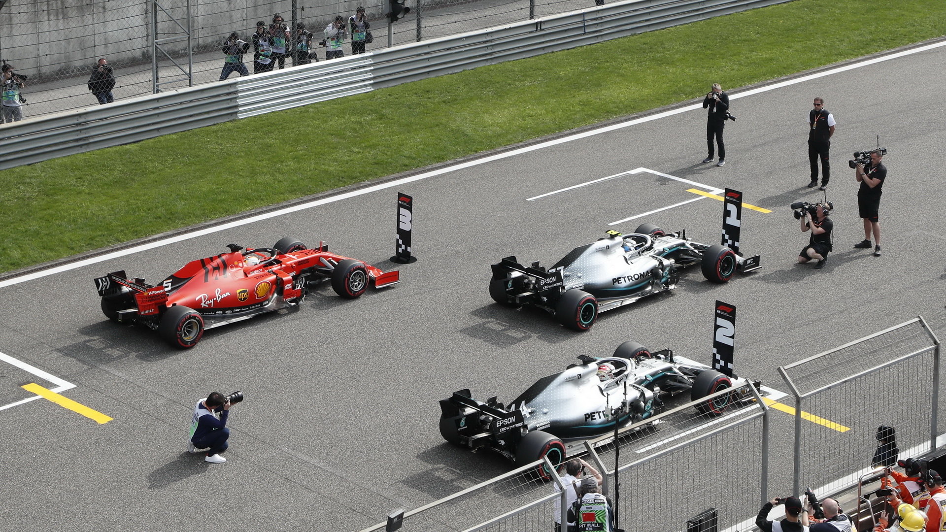 Mercedesy a Vettelovo Ferrari na startovním roštu v Číně