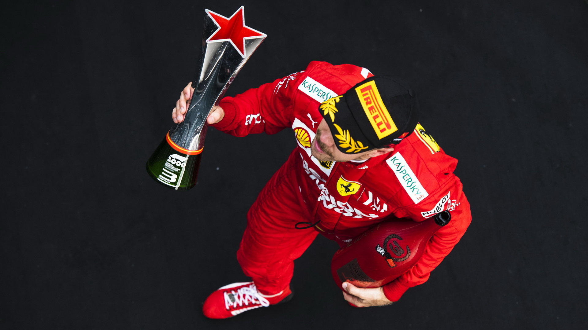 Sebastian Vettel se svou trofejí za třetí místo po závodě v Číně