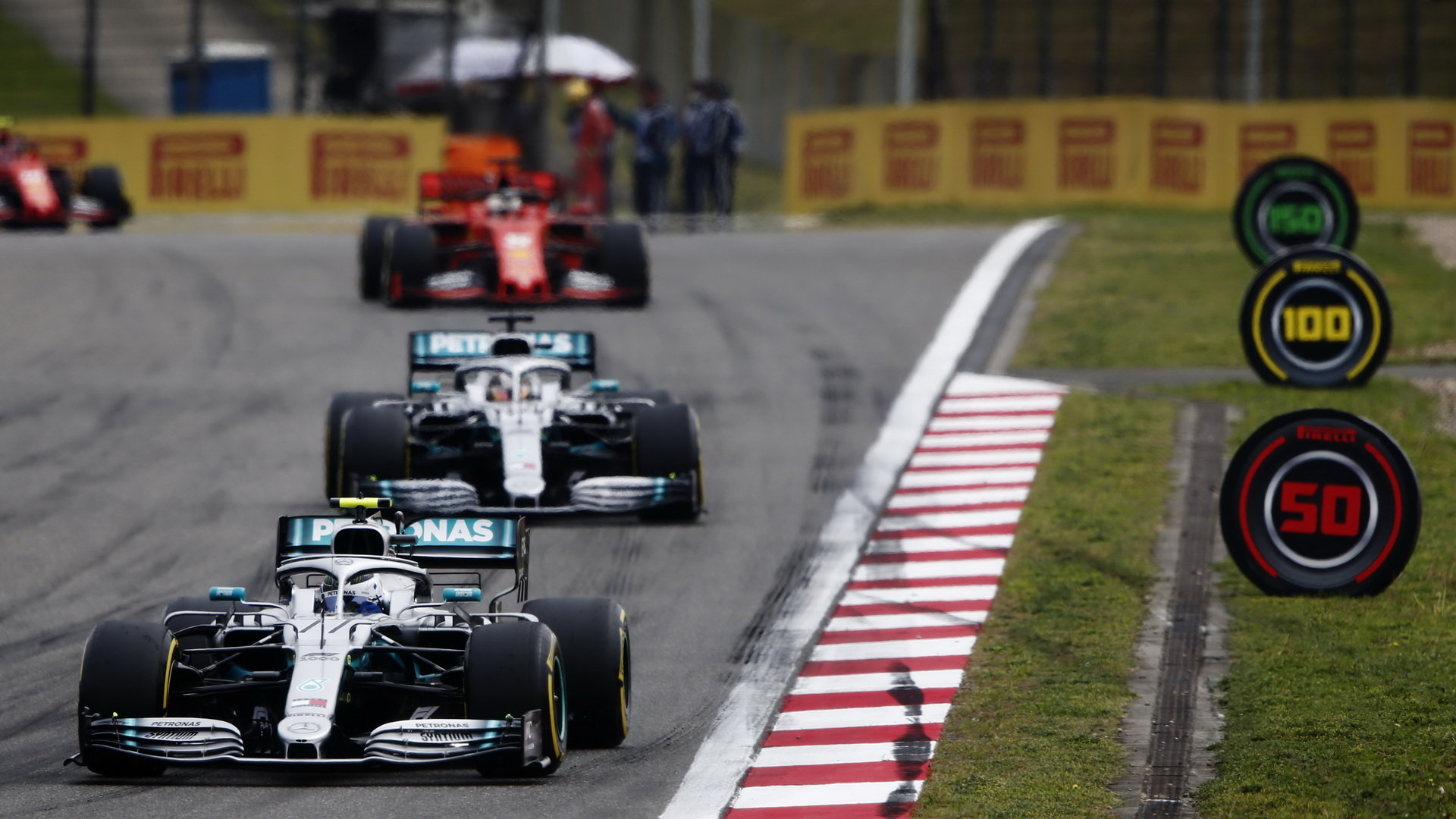 Valtteri Bottas a Lewis Hamilton v závodě v Číně