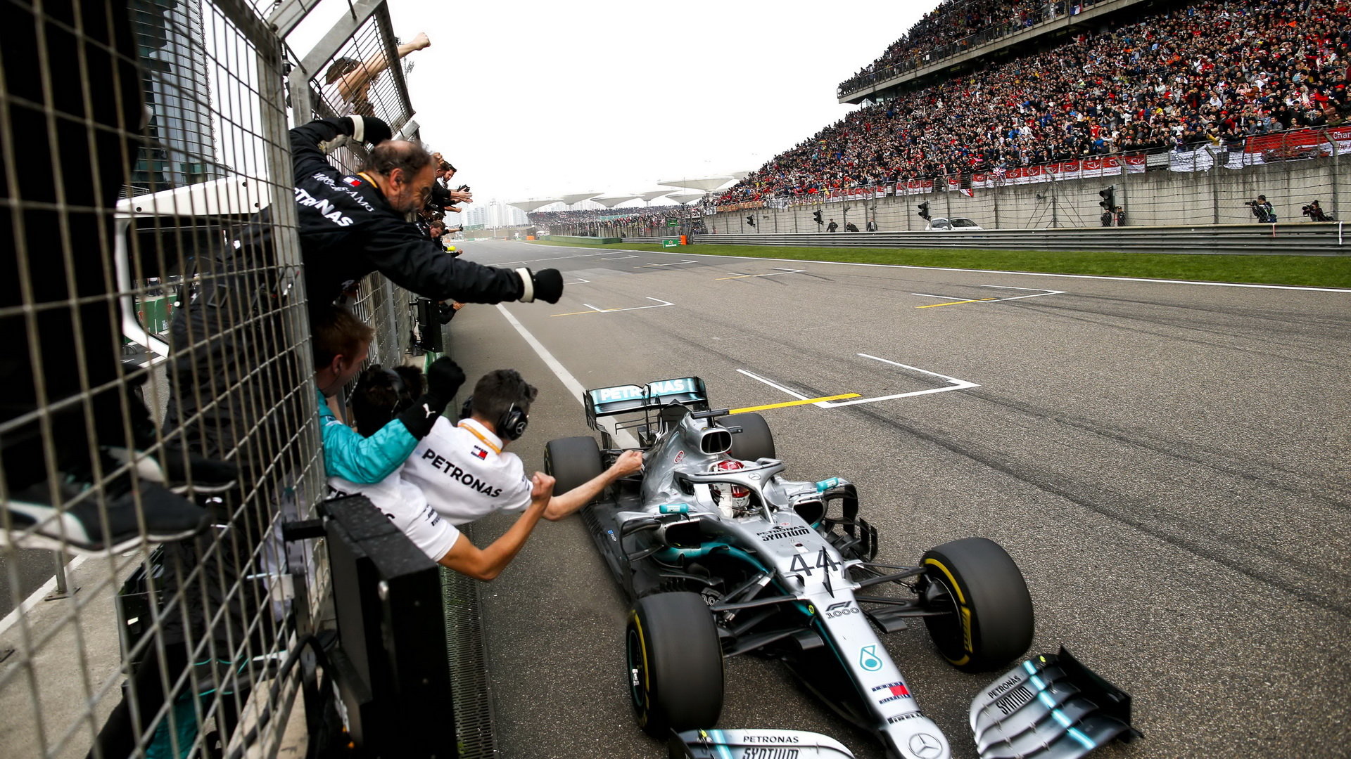 Lewis Hamilton v cíli závodu v Číně
