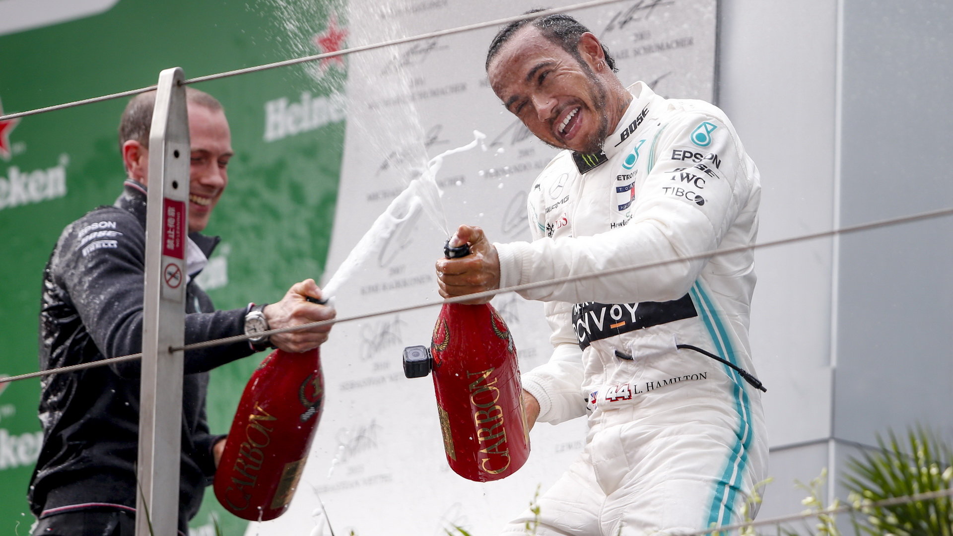 Lewis Hamilton slaví vítězství po závodě v Číně