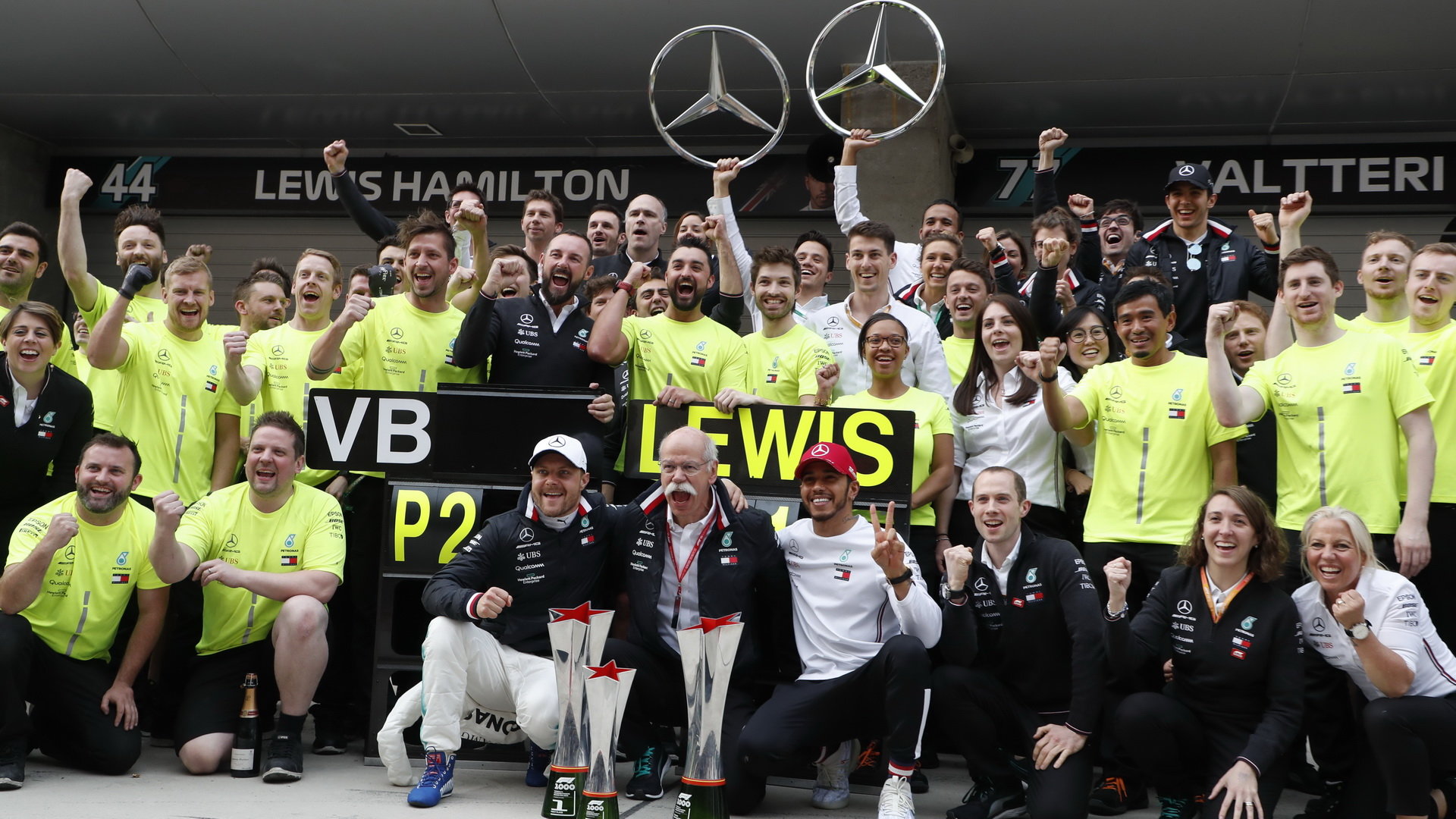 Tým Mercedes slaví vítězství v závodě v Číně