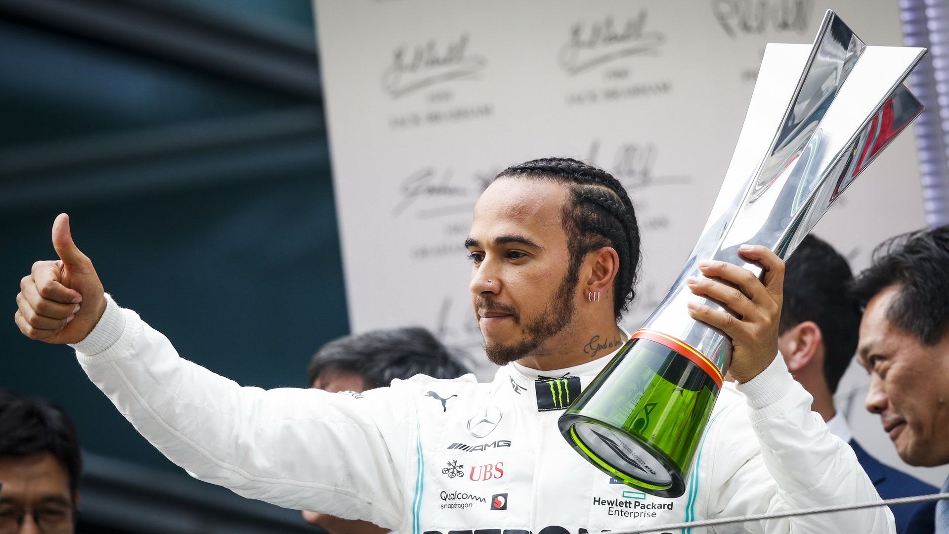 Lewis Hamilton slaví vítězství v závodě v Číně