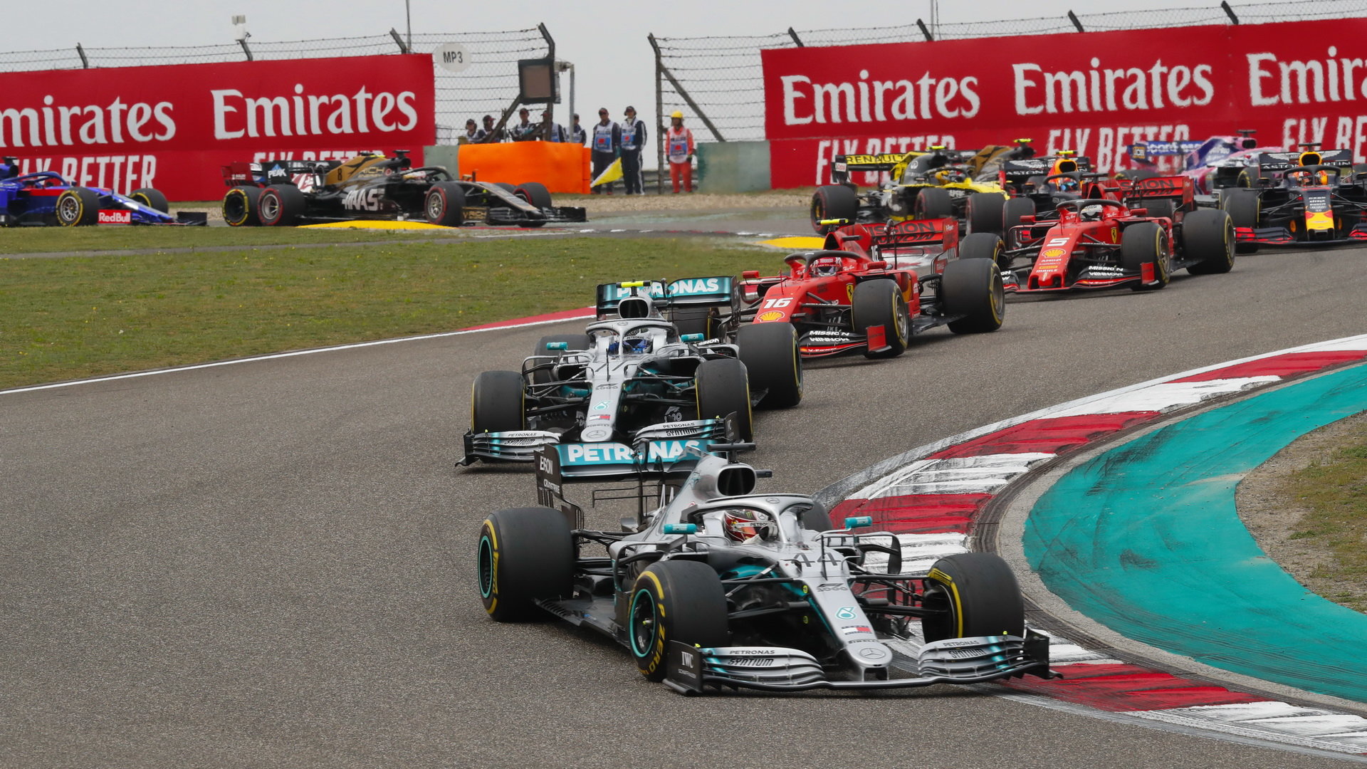 Lewis Hamilton a Valtteri Bottas po startu závodu v Číně