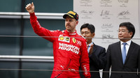 Sebastian Vettel na pódiu po závodě v Číně
