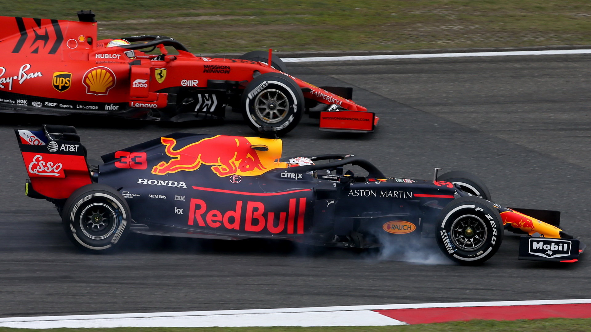 Max Verstappen v souboji se Sebastianem Vettelem