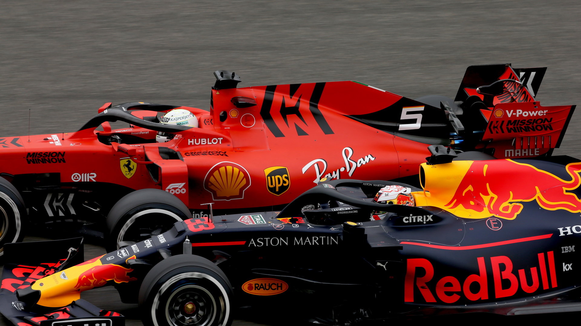 Max Verstappen a Sebastian Vettel v závodě v Číně