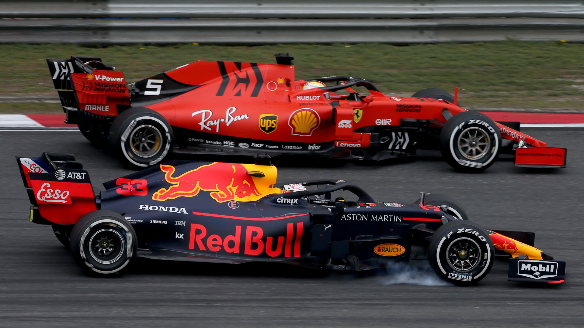Max Verstappen probržďuje v souboji se Sebastianem Vettelem v Číně
