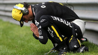 Daniel Ricciardo se rozcvičuje před závodem v Číně