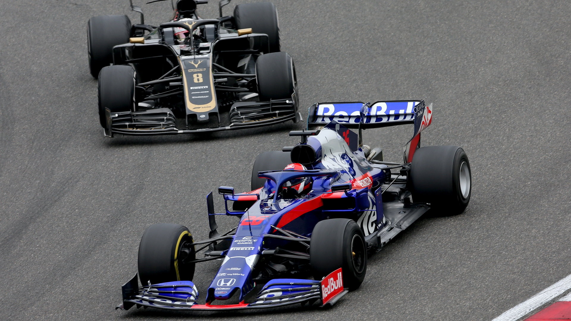 Daniil Kvjat a Romain Grosjean v závodě v Číně