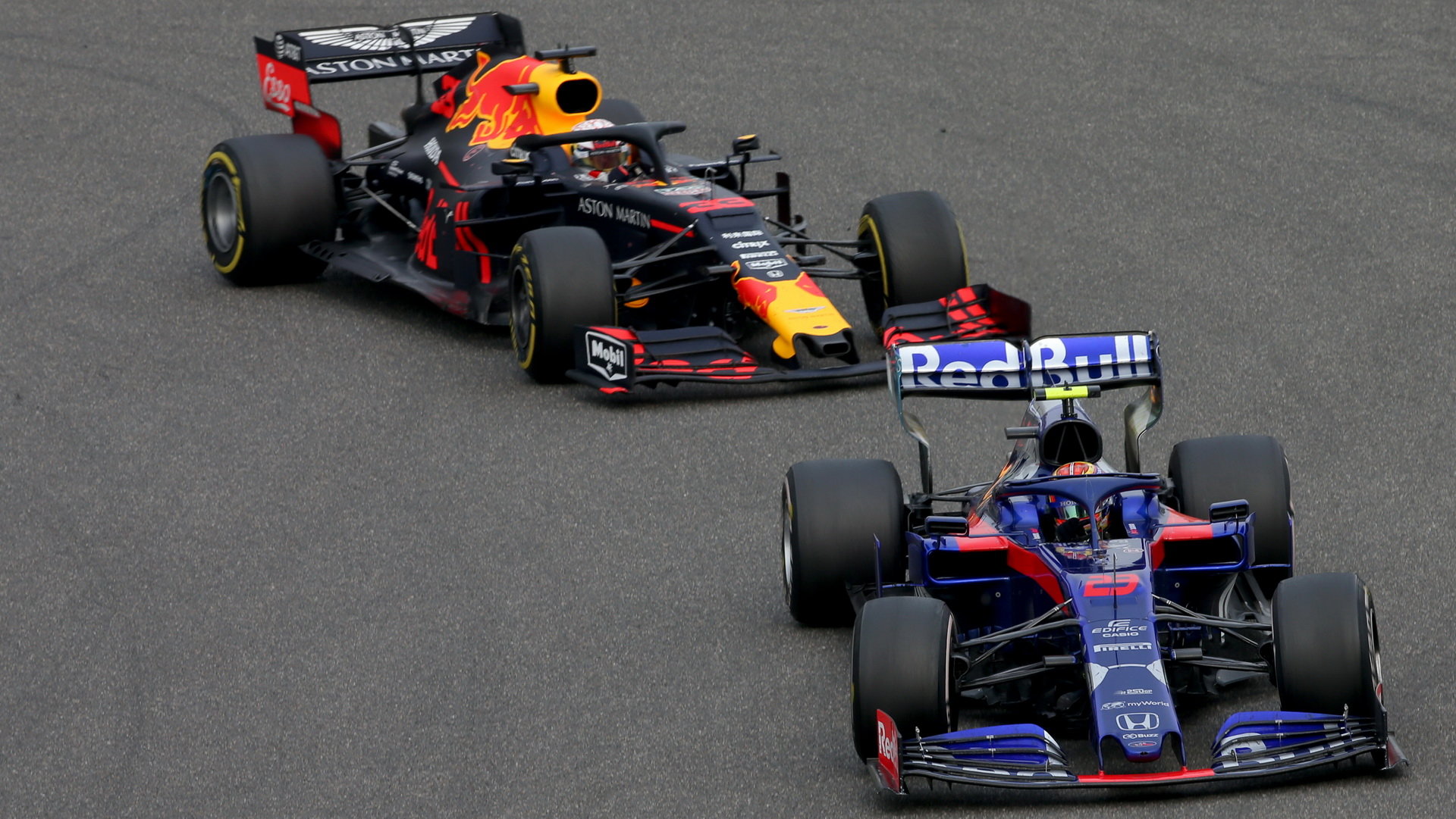 Alexander Albon a Max Verstappen v závodě v Číně