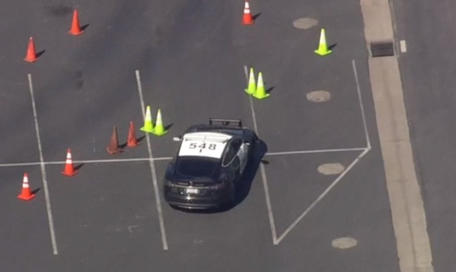 Policejní Tesla Model S během testování